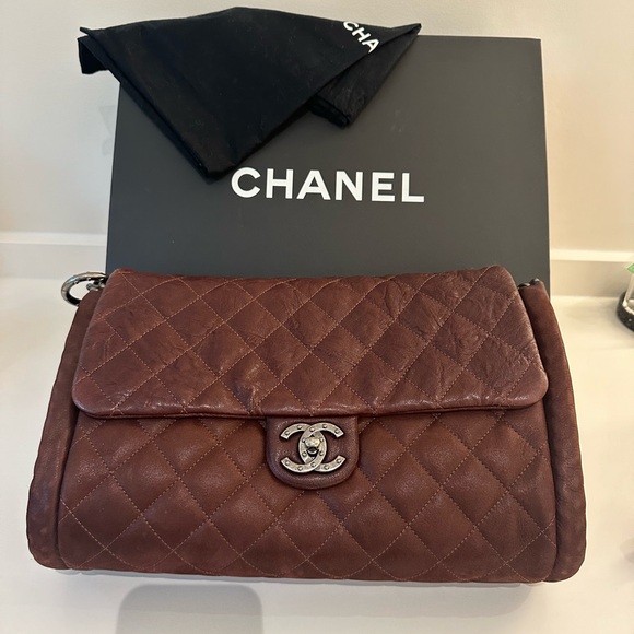 CHANEL Burgundy Shoulder Bag with Quilted Design and Chain Strap - Picture 11 of 13